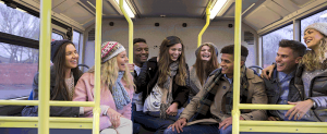 Groupe d'amis dans le bus 